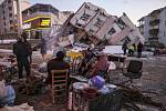 Budovy zřícené při zemětřesení ve městě Golbasi v turecké provincii Adiyaman, 8. února 2023