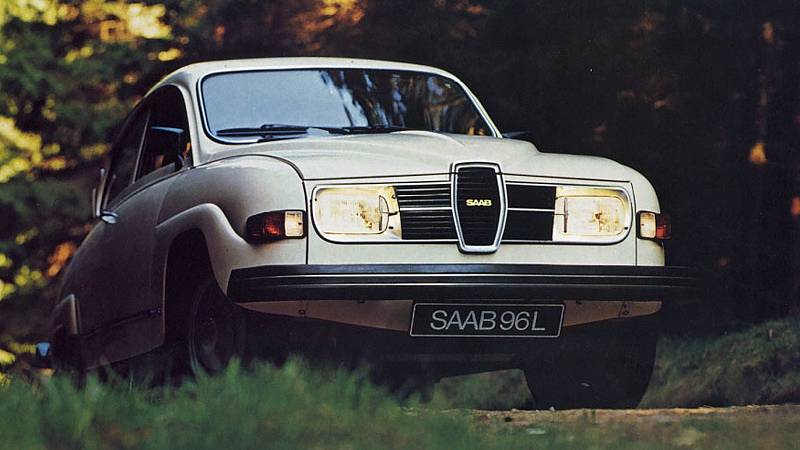 Automatické zapnutí/vypnutí světel. Už v roce 1969 Saab nabízel automatické rozsvěcování světel při nastartování a jejich zhasnutí po vypnutí motoru. Celodenní svícení se už tehdy bralo jako bezpečnostní prvek.