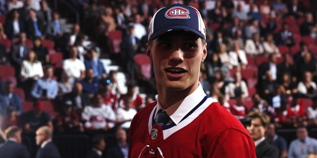 Slovák Juraj Slafkovský ovládl letošní draft NHL a míří do kanadského Montrealu.