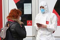 V Česku přibývá nakažených koronavirem. Lidé by měli dodržovat nařízení a nosit roušku.