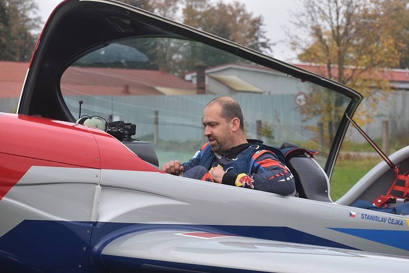 Stanislav Čejka dává pokyny, jak nasedat do letadla a jak si připevnit padák.