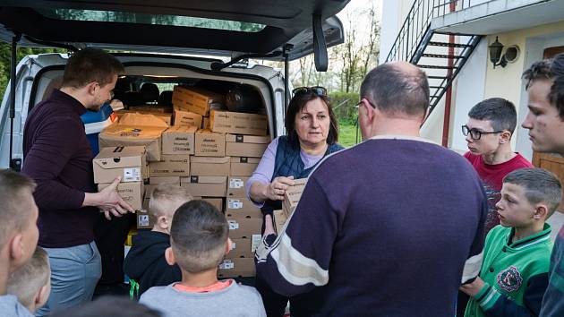 Europoslankyně Michaela Šojdrová rozdává humanitární pomoc v dětském domově v ukrajinských Bortnykách.