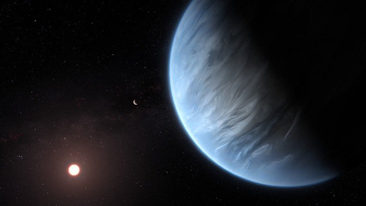 Exoplaneta K2 18b, zobrazená v popředí, může být první planetou nalezenou v jiné hvězdné soustavě, v jejíž atmosféře nechybí voda, mraky a déšť