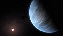 Exoplaneta K2 18b, zobrazená v popředí, může být první planetou nalezenou v jiné hvězdné soustavě, v jejíž atmosféře nechybí voda, mraky a déšť