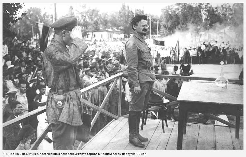 Trockij na tryzně za zemřelé při explozi v Leontievském pruhu, 1919