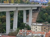 Do výčtu si vešel i pražský Nuselský most. Na ten se sice v roce 2007 nainstalovaly zábrany, které nepřekonají ani zkušení horolezci, ještě předtím si však skokem vzalo život téměř 300 osob.