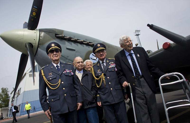 Na snímku čeští váleční veteráni Petr Arton, Emil Boček, Tomáš Gibian a Alois Dubec, Tomáš Lom.