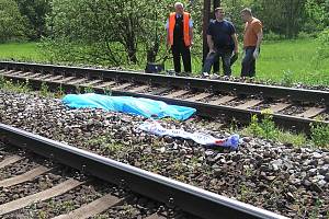 Z vlaku, který na sobotní fotbalové utkání mezi Spartou Praha a Baníkem Ostrava vezl fanoušky do Prahy, vypadl člověk a zemřel.