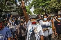 Demonstrace proti puči v Barmě