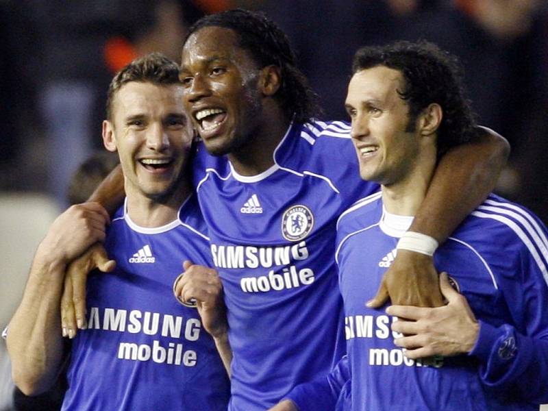 Hráči londýnského klubu se radují z postupu do semifinále Ligy Mistrů. Zleva Ševčenko, Drogba a Carvalho.