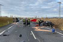 U Spomyšle na Mělnicku se 6. listopadu 2021 ráno srazilo osobní auto s kamionem a dodávkou. Řidič osobního auta při nehodě zemřel, další dva lidé utrpěli zranění.