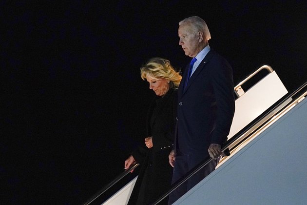 Americký prezident Joe Biden se svou manželkou Jill po přistání na londýnském letišti Stansted 17. září 2022