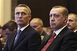 Turecký prezident Recep Tayyip Erdogan a generální tajemník NATO Jens Stoltenberg na jednání Seberoatlantické aliance.