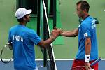 Lukáš Rosol (vpravo) si poradil v Davis Cupu s Yukim Bhambrim z Indie.