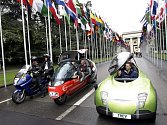 Ze Ženevy se na cestu kolem světa ve vozidlech poháněných výlučně sluneční energií vydaly tři posádky. Trasu mají zvládnout během osmdesáti dnů.