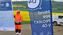 Ministr dopravy Martin Kupka (ODS) se přijel podívat, jak pokračuje výstavba úseku dálnice D4 mezi Příbramí a Pískem