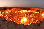Kráter Derweze hoří už jednapadesát let kvůli zapálenému unikajícímu zemnímu plynu.