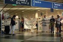 Aktivisté demonstrují proti hromadnému deportování afghánských běženců z mnichovského letiště