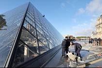 Aktivisté polili oranžovou barvou pařížský Louvre