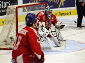 Gólman české reprezentace Jakub Štěpánek kryje střelu v zápase Euro Hockey Tour.