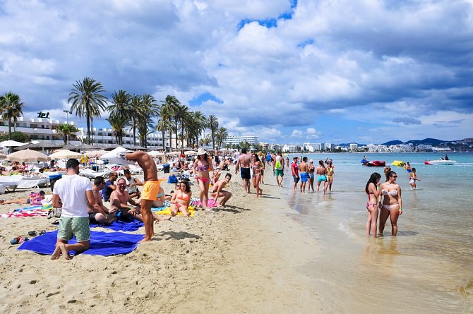 Ibiza je pro turisty rájem, pro obyvatele někdy i peklem.