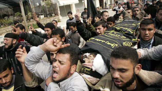 Palestinci v pásmu Gazy využili pohřbu jednoho z radikálů zabitých při akci izraelské armády k demonstraci proti židovskému státu.