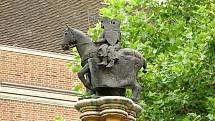Zpodobení templářů jako dvou jezdců na jednom koni, raný symbol chudoby templářského řádu, socha na sloupu na chrámovém nádvoří Inner Temple