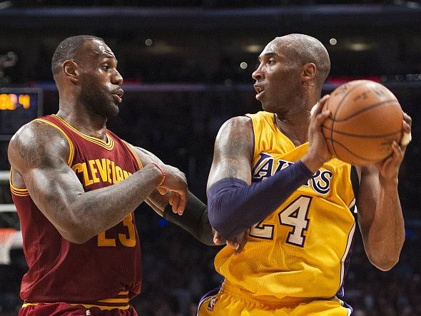 Poslední zápas hvězd: Kobe Bryant (vpravo) a LeBron James