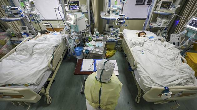 Zdravotníci ošetřují pacienty s koronavirem