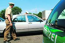 Německý policista při kontrole vozidla. Ilustrační foto.