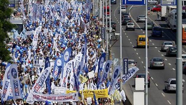 Odboráři protestují v Praze proti vládním reformám