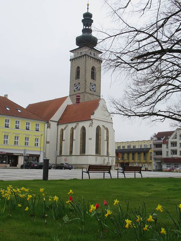 Náměstí Republiky Soběslav a kostel sv. Petra a Pavla s městskou věží.