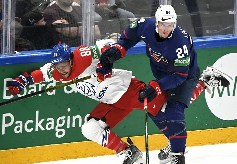 Čeští hokejisté v utkání mistrovství světa s Američany.