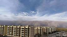 Severozápad Číny zasáhla písečná bouře. Město Čang-jie v provincii Kan-su.