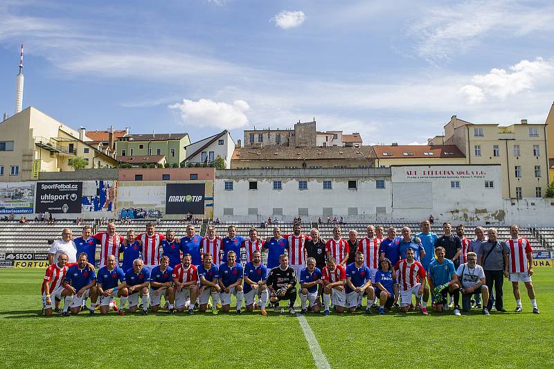 Fotbalové utkání bývalých hráčů FK Viktoria Žižkov a SK Slavia Praha k výročí 115. narozenin klubu Viktorie Žižkov 29. července v Praze. Společné foto obou týmů před zápasem.