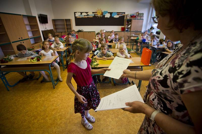 Předávání vysvědčení prvňáčkům z třídy 1.C na ZŠ K Milíčovu na pražském Jižním Městě.