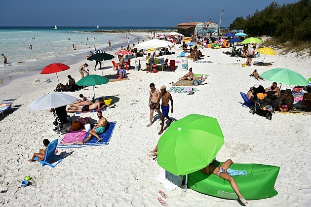 Italská pláž připomíná Maledivy či Karibik. Může za to blízká chemička