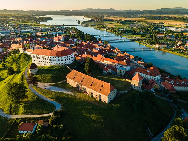 Slovinské město Ptuj je nejstarším městem země a bývá označováno za domov vína a lidových zvyků.