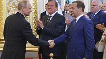 Vladimiru Putinovi (vlevo), Dmitrij Medveděv (vpravo). Uprostřed bývalý německý kancléř Gerhard Schröder.