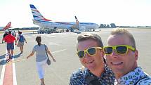 Registrovaný manželský pár Robert Zauer (40 let) a Tomáš Kavalec (38 let) z Teplic, selfíčka z cestování po světě. Na letišti v Kefalonii.