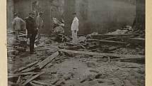 Dělníci a záchranáři obhlížejí trosky města St. Pierre, které smetl výbuch sopky Mount Pelée v květnu 1902