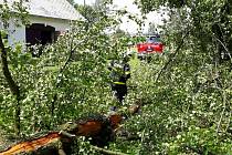 V souvislosti se silnou bouřkou, která se přehnala v noci na neděli přes Pardubický kraj, hasiči zasahovali u 12 událostí