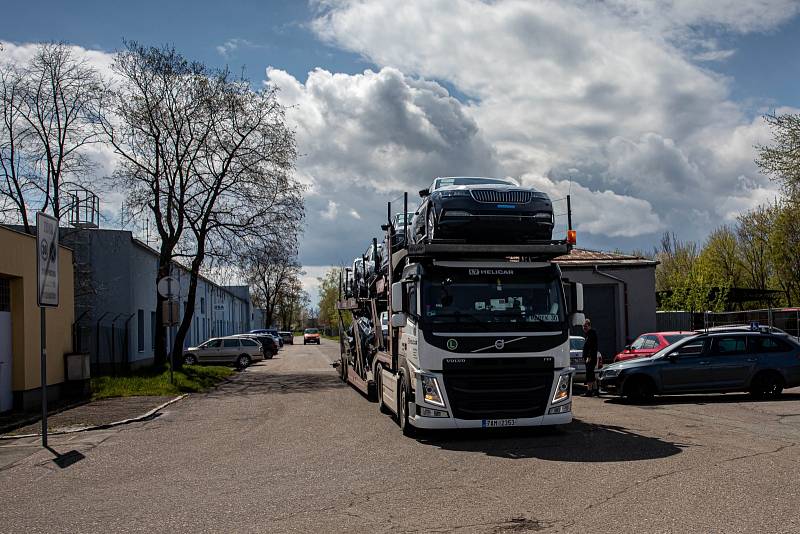 Z hradeckého letiště je obří parkoviště pro vozy Škoda