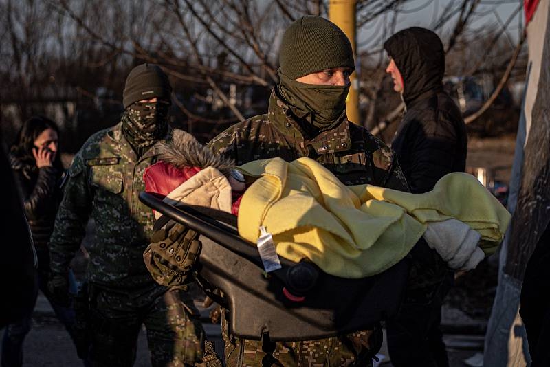 Lidé prchající z Ukrajiny přicházejí na Slovensko přes hraniční přechod Vyšné Nemecké, 27. února 2022. Slovensko uvedlo, že po ruské vojenské operaci na Ukrajině vpustí do země prchající Ukrajince.