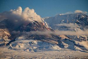 Silná erupce sopky Šiveluč na ruském poloostrově Kamčatka ohrožuje letecký provoz