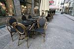 Prázdné stolky před kavárnou ve Vídni.