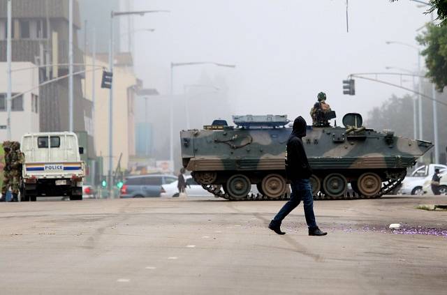 Armáda v Zimbabwe obsadila strategické úřady.