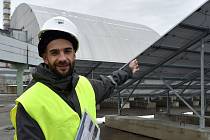 Yevgen Varyagin, ředitel ukrajinsko-německé společnosti Solar Chernobyl, ukazuje agentuře AFP nové solární panely u Černobylu