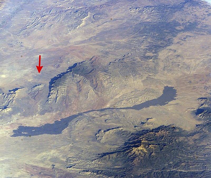 Místo exploze (označené šipkou) na satelitním snímku NASA