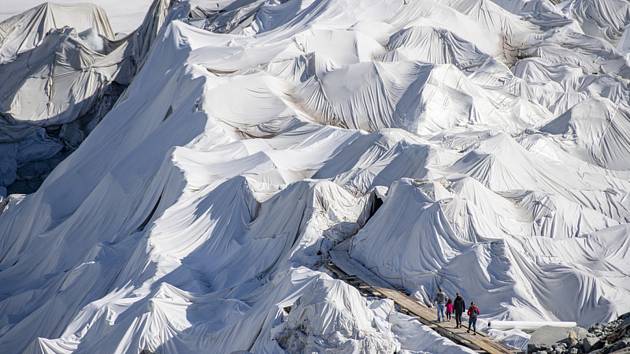 Turisté na švýcarském ledovci
